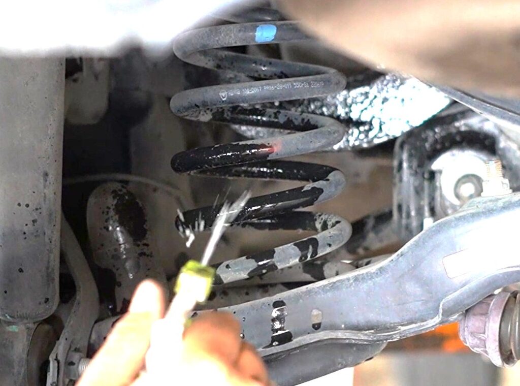 تمیز نمودن فنر قبل از نصب ضربه گیر کمک فنر TTC