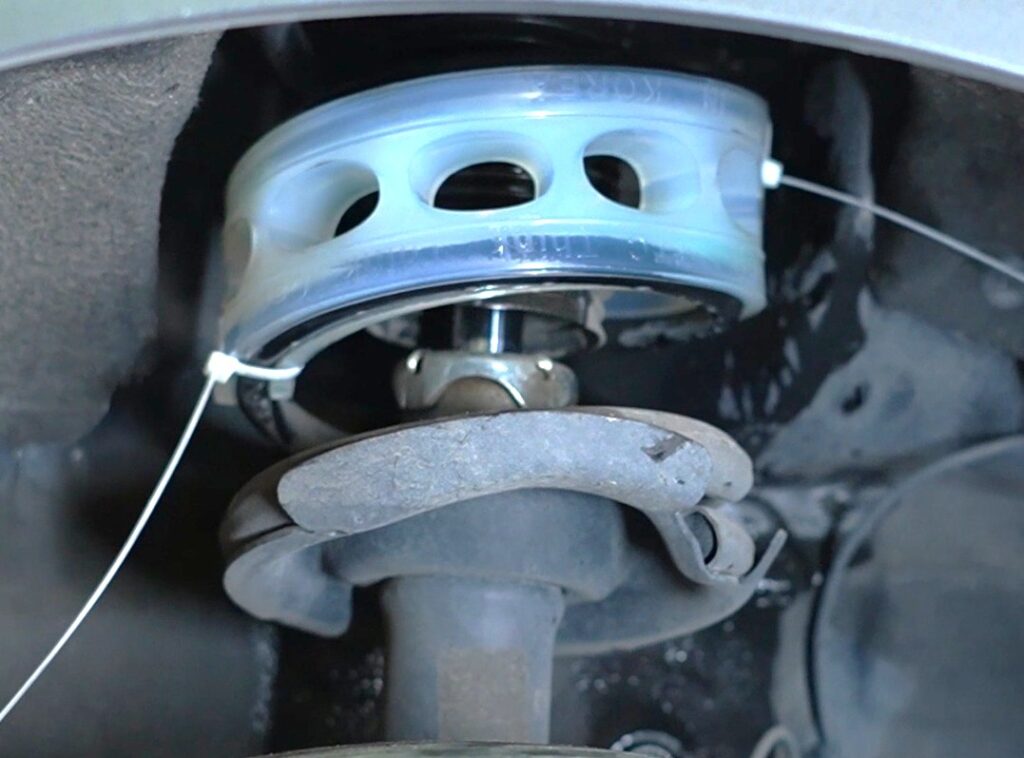 محکم نمودن جای ضربه گیر گیر کمک فنر TTC بعد از جا انداختن بین فنرها