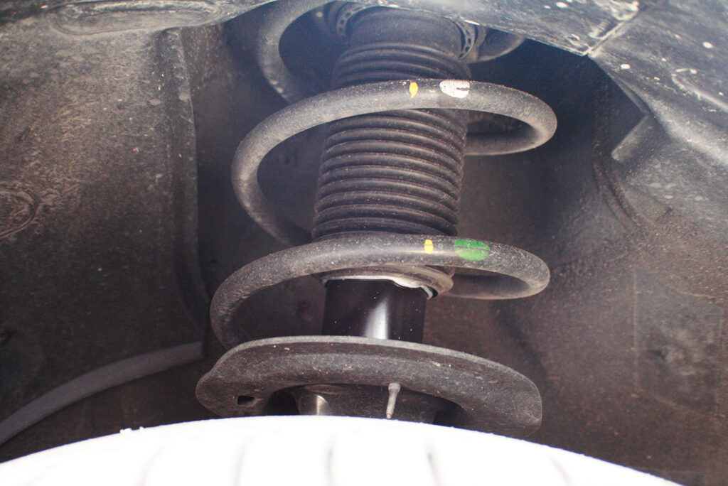 بررسی وضعیت فنر قبل از نصب صحیح ضربه گیر کمک فنر TTC